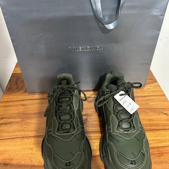 Balenciaga new in box, men’s triple s sneakers size 10 USA, Kaki/black. - Picture 6 of 7